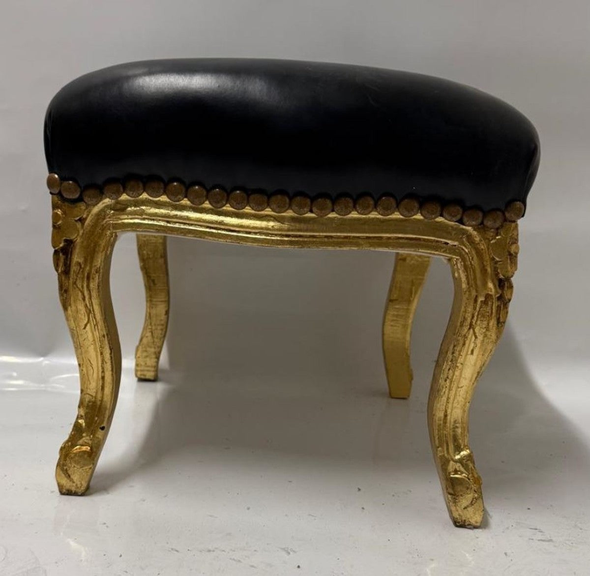 Barock Kunstleder Fußhocker Schwarz / Antik Gold H. 34 cm - Barockstil Hocker