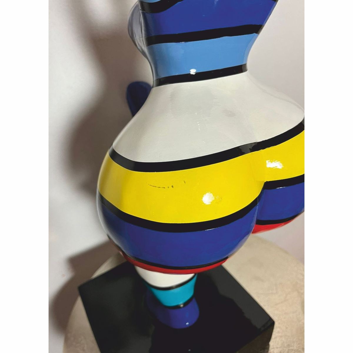 Deko Figur Frau beim Sport Bunt mit Streifen H. 48 cm - Ausstellungsstück