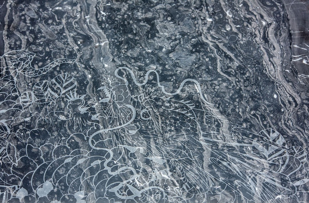 Designer Couchtisch Schwarz mit Muster / Schwarz 89 x 54 x H. 30 cm - Luxus Wohnzimmertisch mit Marmorplatte