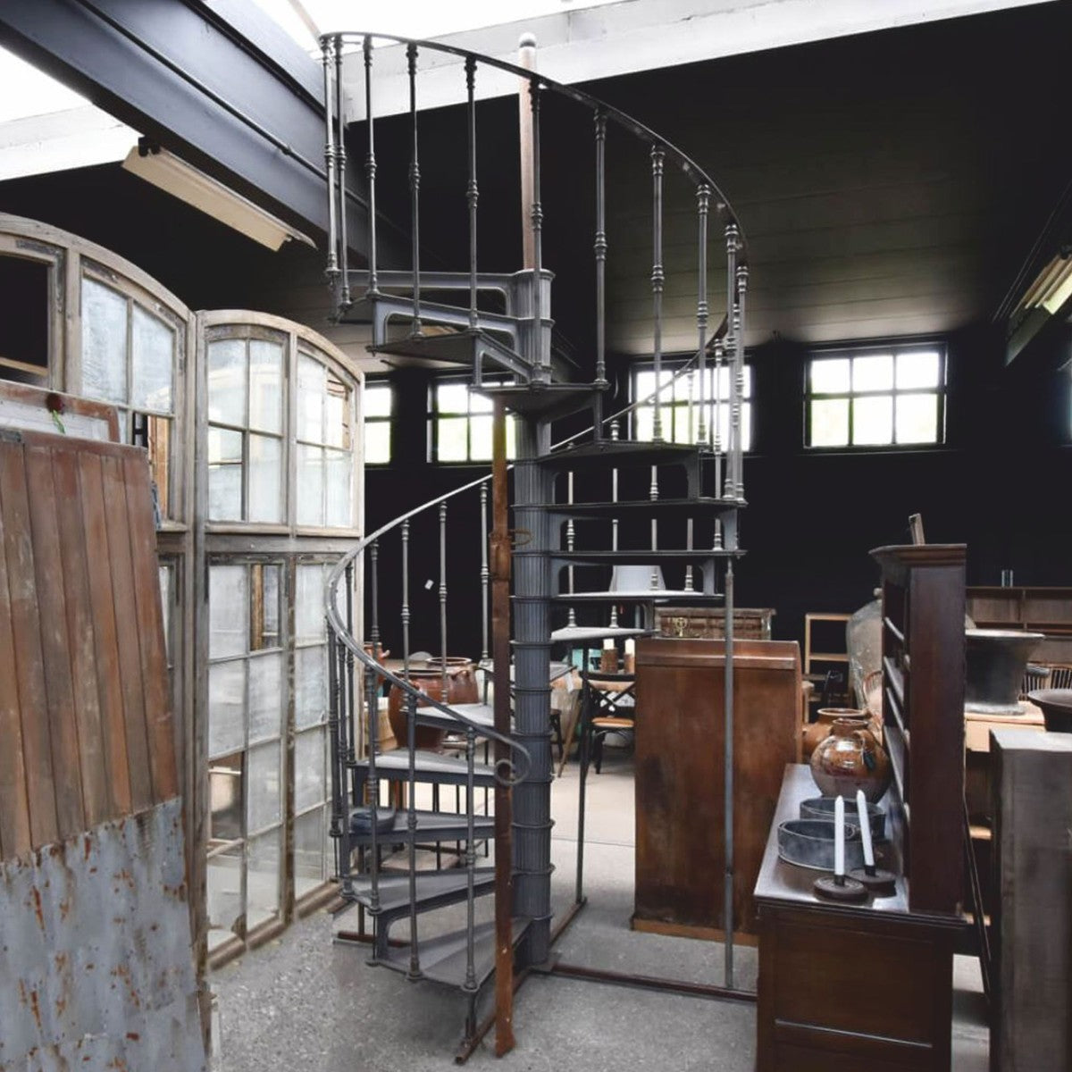 Gusseisen Wendeltreppe mit Geländer linke Seite Grau H. 289 cm - Rustikale Spiraltreppe