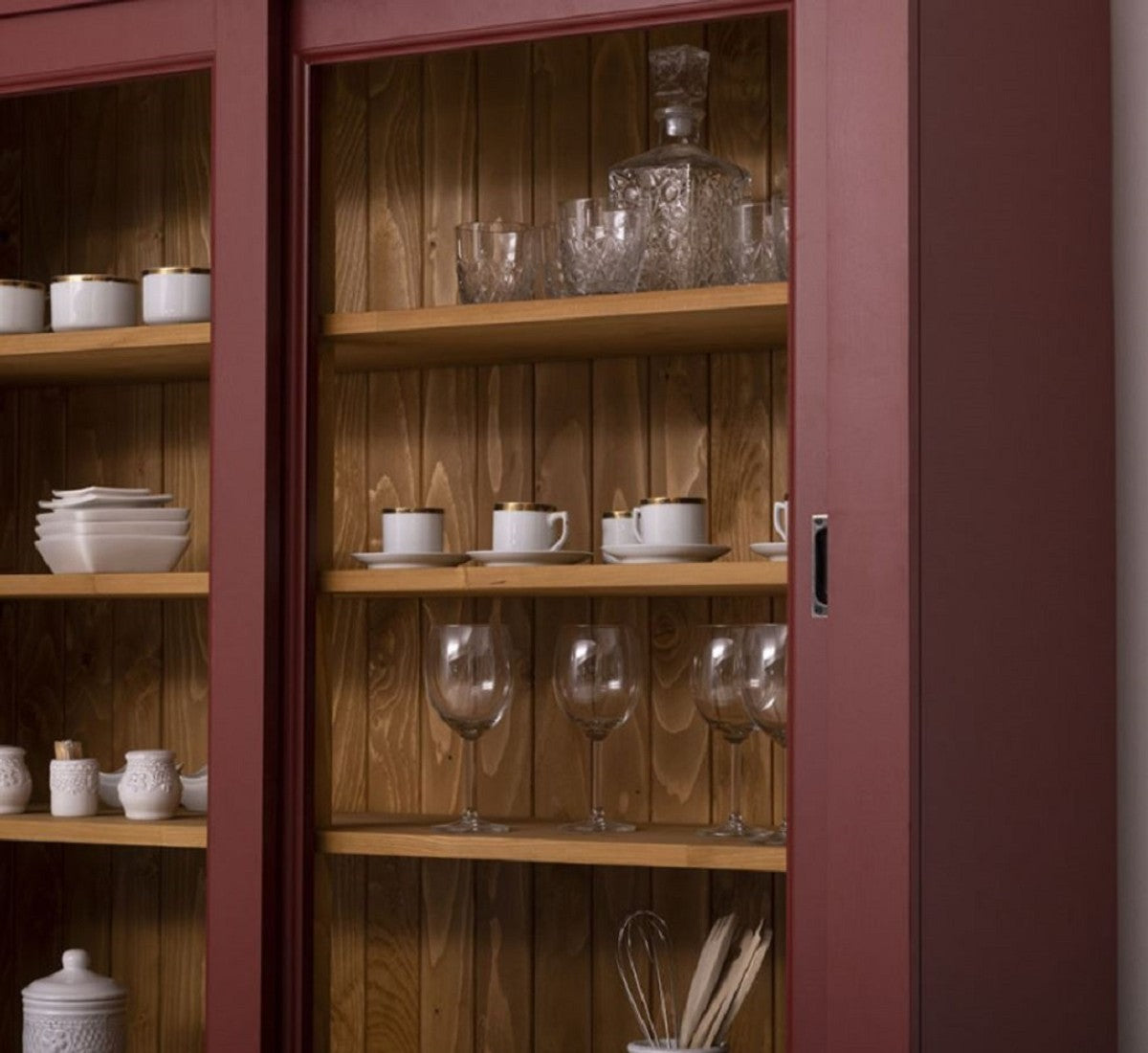 Landhausstil Esszimmerschrank Bordeauxrot / Naturfarben 142 x 48 x H. 225 cm - Massivholz Küchenschrank - Landhausstil Esszimmer Möbel