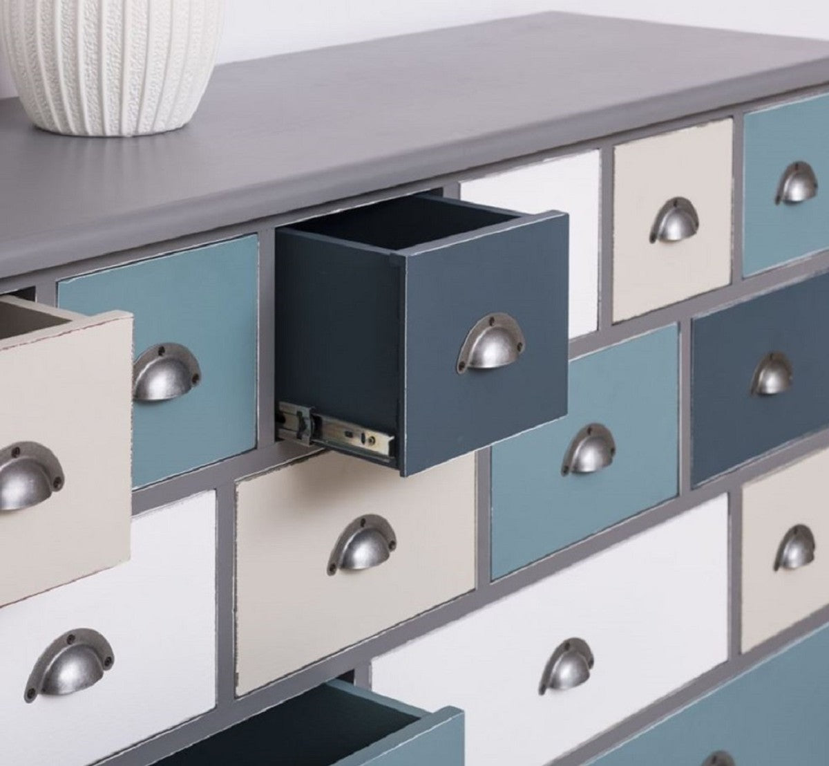 Landhausstil Kommode Grau / Mehrfarbig 180 x 48 x H. 95 cm - Massivholz Schrank mit 19 Schubladen - Landhausstil Möbel - Möbel im Landhausstil - Landhausstil Einrichtung