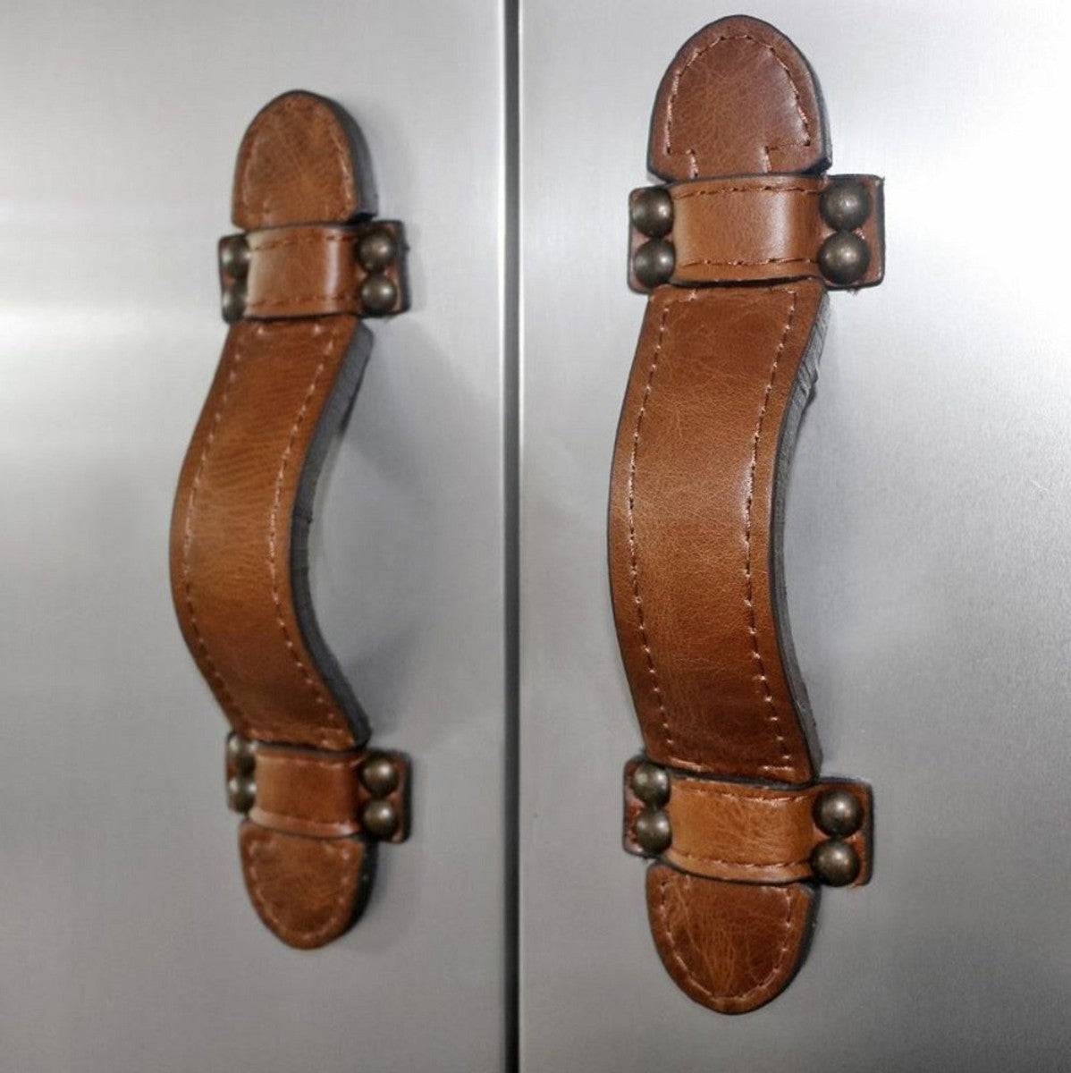 Luxus Weinschrank Silber / Braun 63 x 52 x H. 130 cm - Aluminium Kofferschrank mit Echtleder - Barschrank im Koffer Design - Luxus Bar Möbel