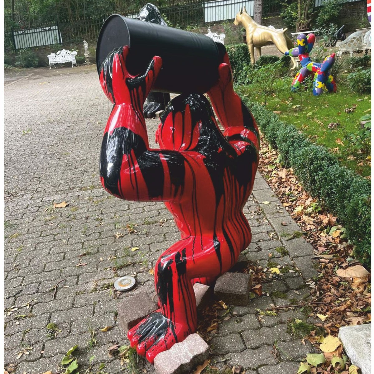 Deko Skulptur Gorilla Affe mit Fass Rot / Schwarz H. 140 cm - Deko Figur