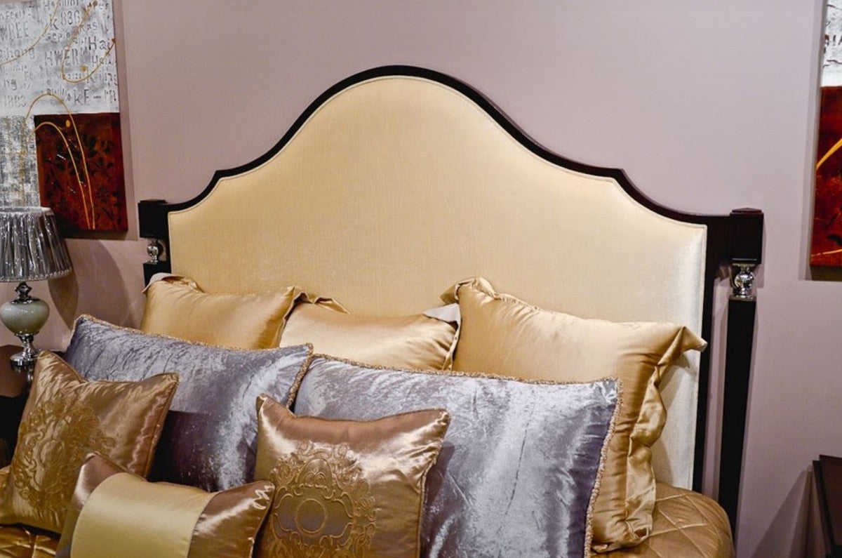 Neoklassisches Doppelbett Hellbeige / Dunkelbraun / Silber 193 x 218 x H. 168 cm - Massivholz Bett mit Kopfteil und edlem Velourstoff - Schlafzimmer Möbel im Neoklassischem Stil