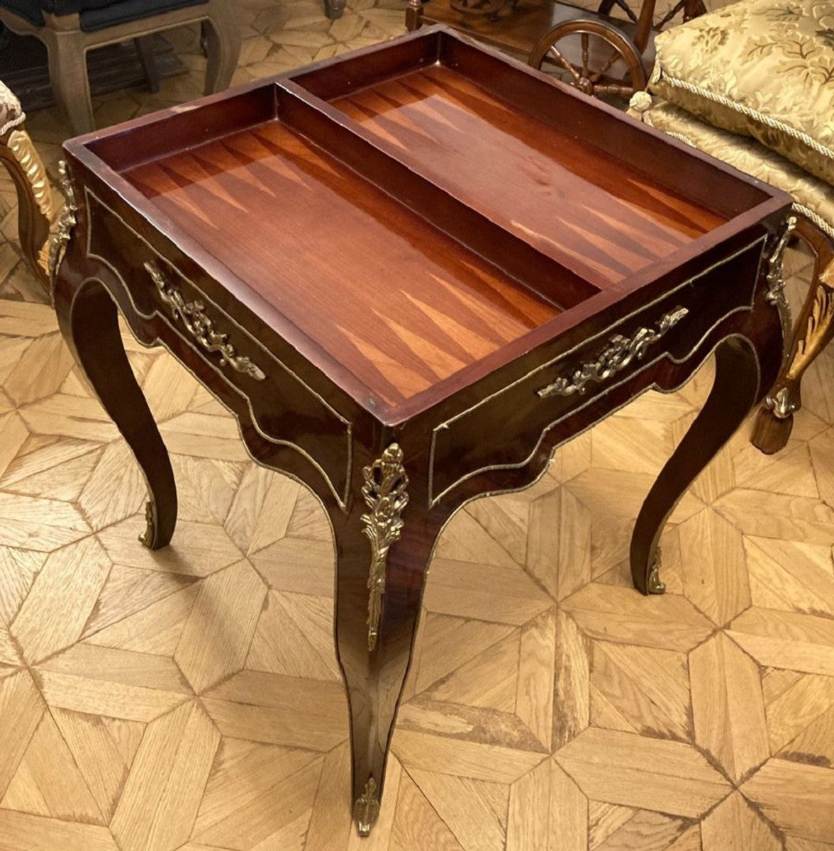 Barock Beistelltisch mit Schach & Backgammon Spielfläche Dunkelbraun / Braun / Messing 60 x 60 x H. 71 cm - Antik Stil Möbel - Barock Möbel - Edel & Prunkvoll