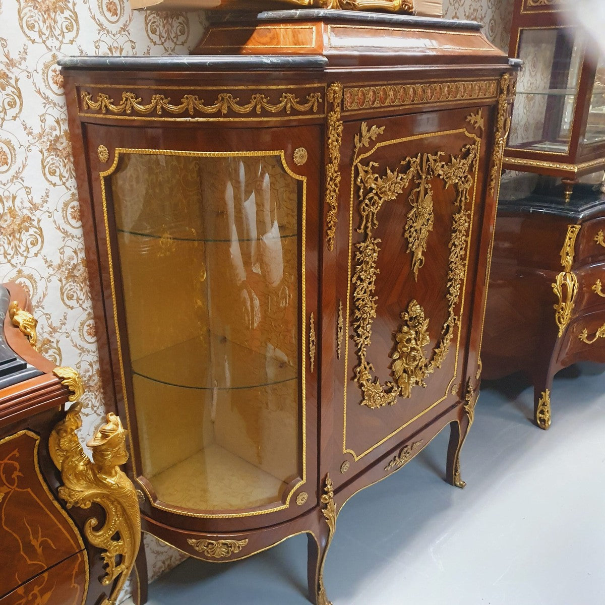 Barock Kommode mit Seitenglas Braun / Gold 145 cm - Möbel Schrank Sideboard