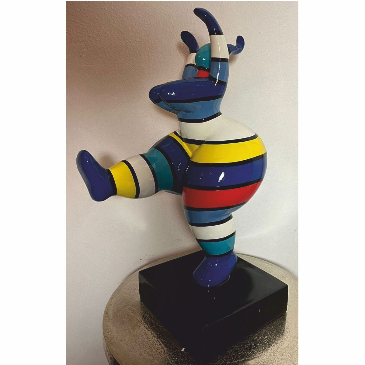 Deko Figur Frau beim Sport Bunt mit Streifen H. 48 cm - Ausstellungsstück