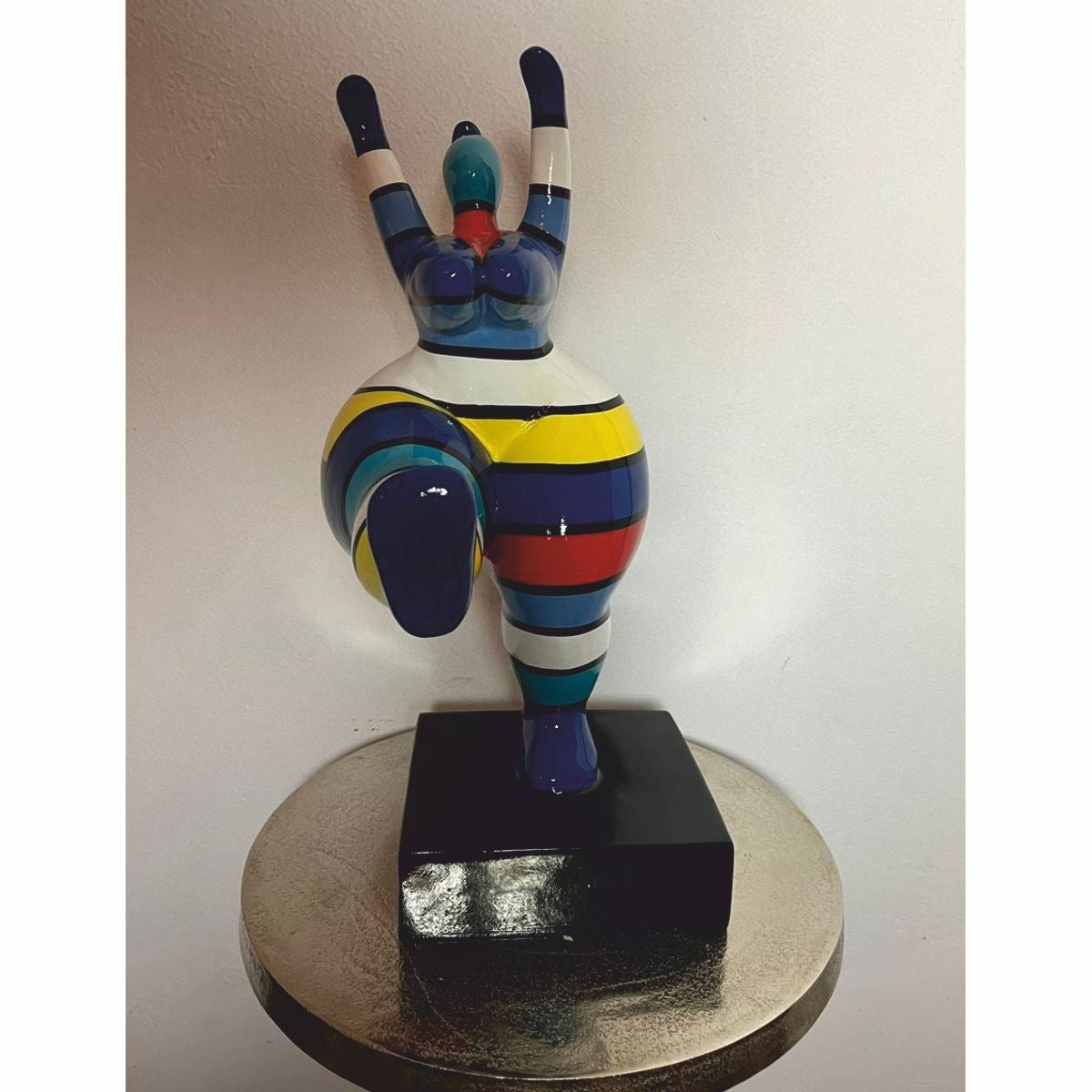 Deko Figur Frau beim Sport Bunt mit Streifen H. 48 cm - Ausstellungsstück