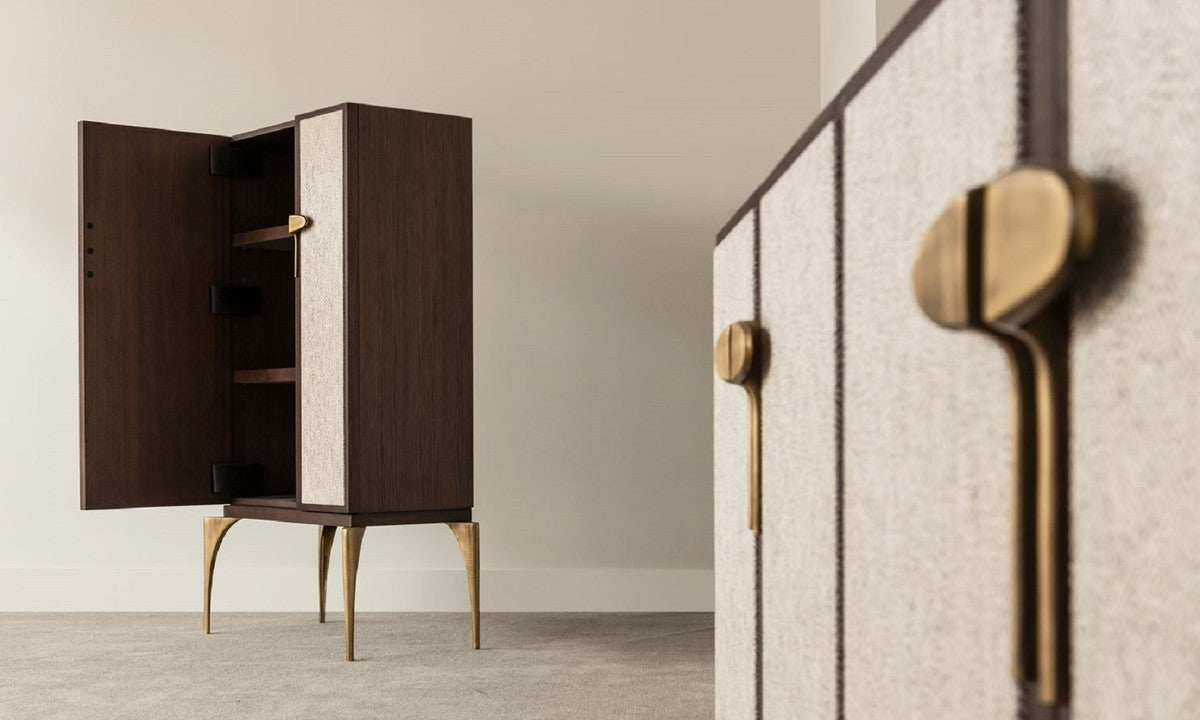 Designer Barschrank Braun / Grau / Messing 90 x 50 x H. 160 cm - Massivholz Schrank mit 2 Türen - Wohnzimmer Möbel - Hotel Möbel - Luxus Kollektion