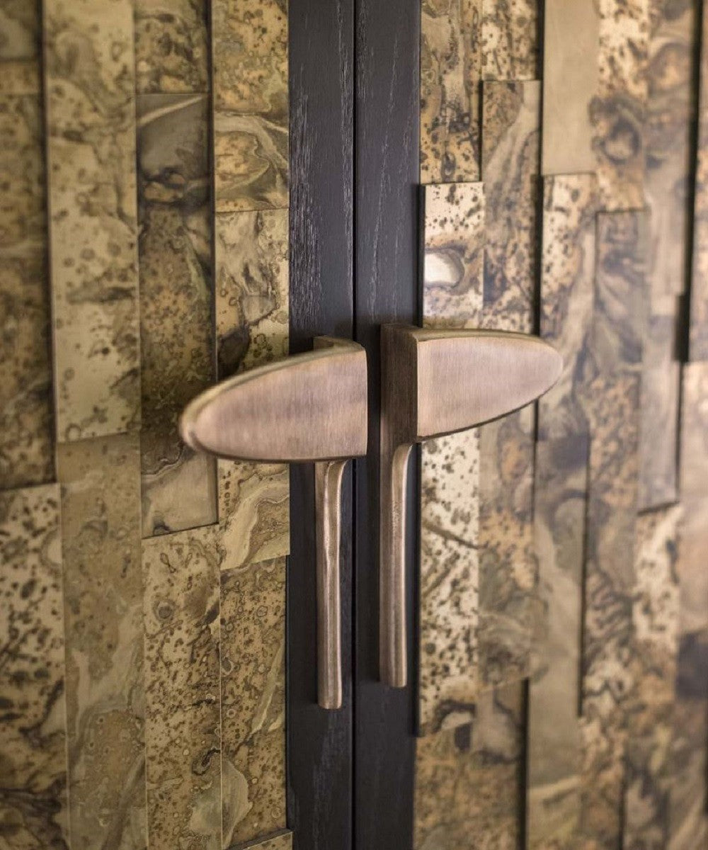 Designer Barschrank Dunkelbraun / Gold / Messing 100 x 46 x H. 166 cm - Massivholz Schrank mit 2 Türen - Wohnzimmer Möbel - Hotel Möbel - Luxus Kollektion