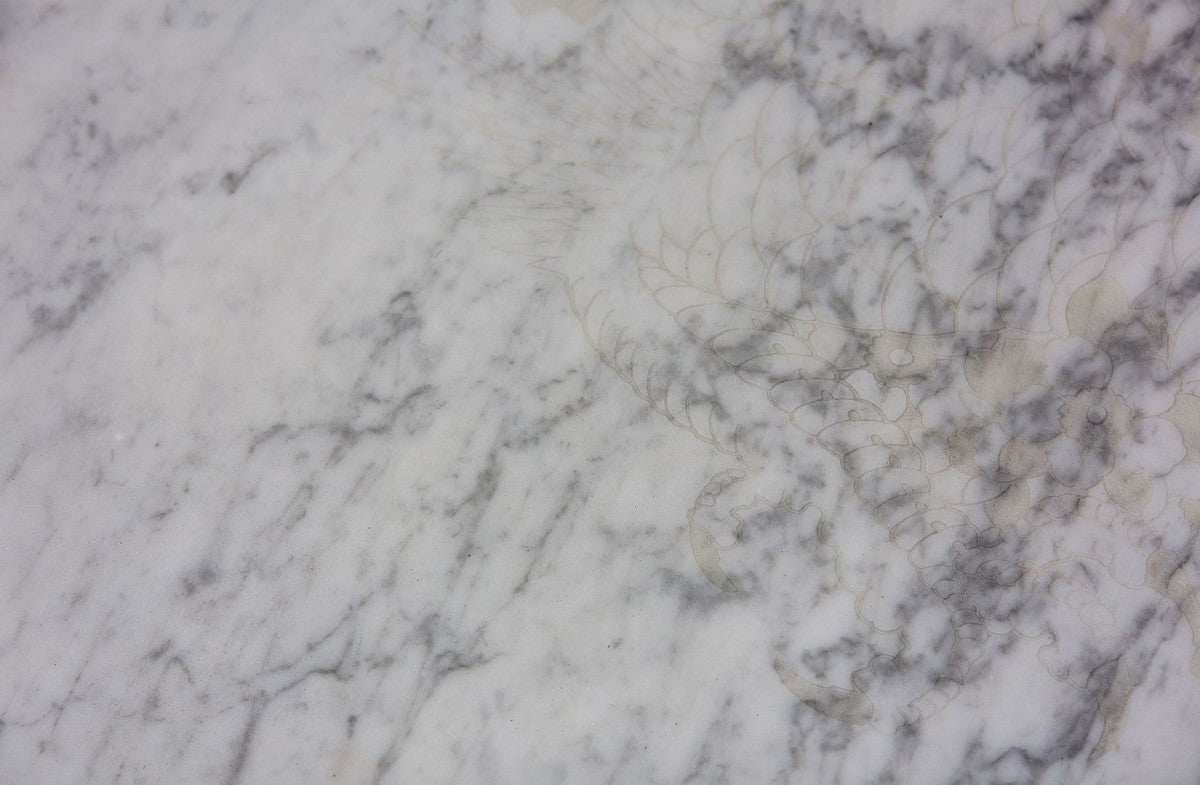 Designer Couchtisch Weiß mit Muster / Schwarz 64 x 48 x H. 40 cm - Luxus Wohnzimmertisch mit Marmorplatte