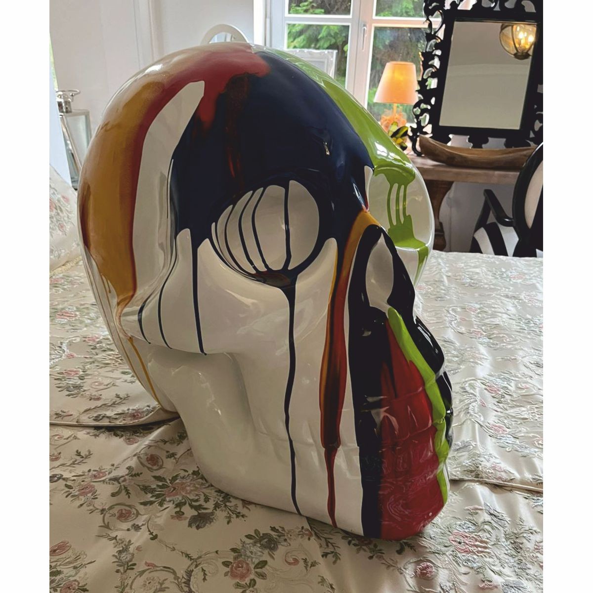 Deko Skulptur Totenkopf Weiß / Bunt H. 66 cm - Deko Accessoires