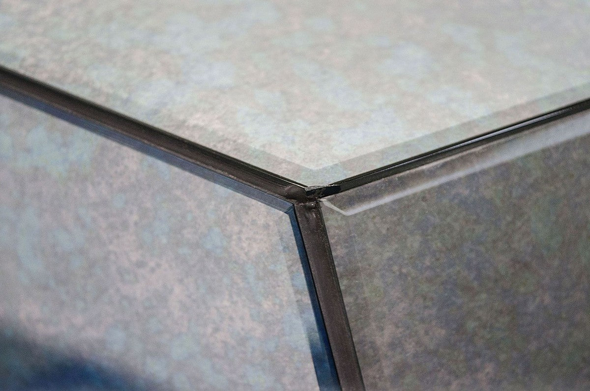 Designer Wohnzimmertisch / Beistelltisch mit antikem Spiegelglas 89 x 90 x H. 45 cm - Designer Kollektion