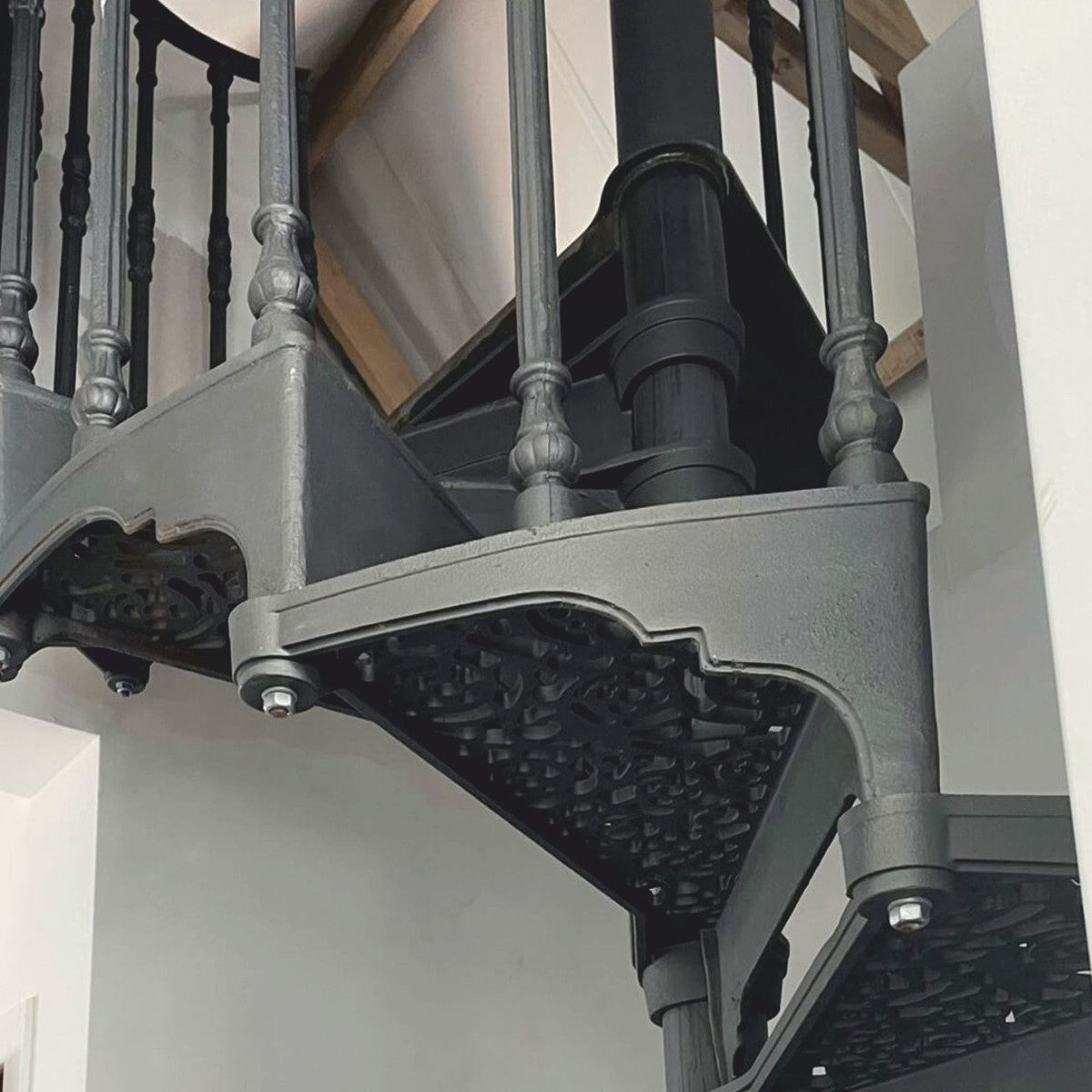 Gusseisen Wendeltreppe mit Geländer linke Seite Grau H. 302 cm - Rustikale Spiraltreppe