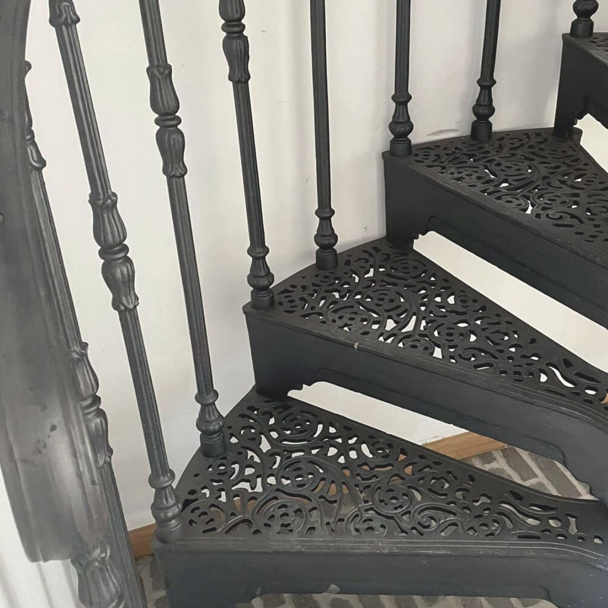 Gusseisen Wendeltreppe mit Geländer linke Seite Grau H. 302 cm - Rustikale Spiraltreppe