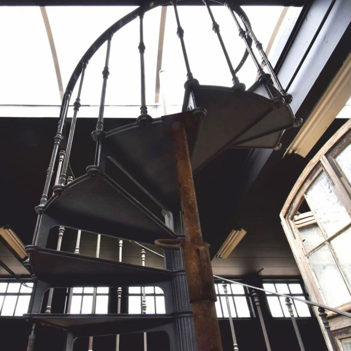 Gusseisen Wendeltreppe mit Geländer rechte Seite Grau H. 289 cm - Rustikale Spiraltreppe