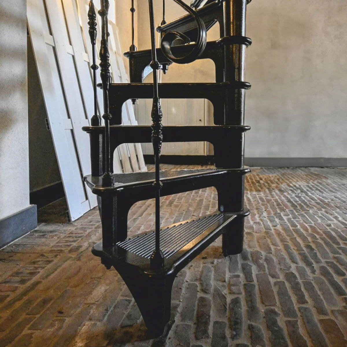Gusseisen Wendeltreppe mit Geländer linke Seite Schwarz H. 300 cm - Rustikale Spiraltreppe