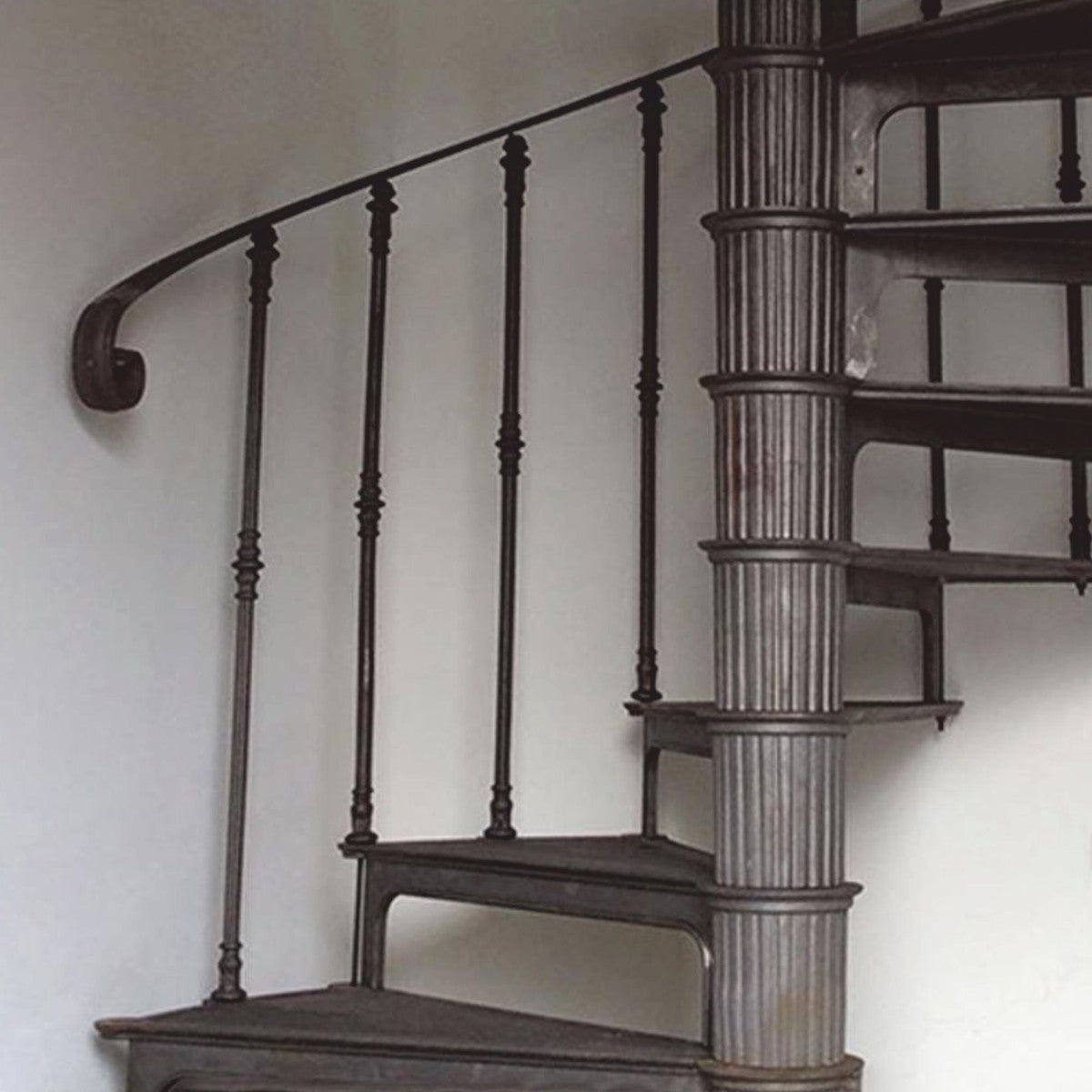 Gusseisen Wendeltreppe mit Geländer linke Seite Grau H. 289 cm - Rustikale Spiraltreppe