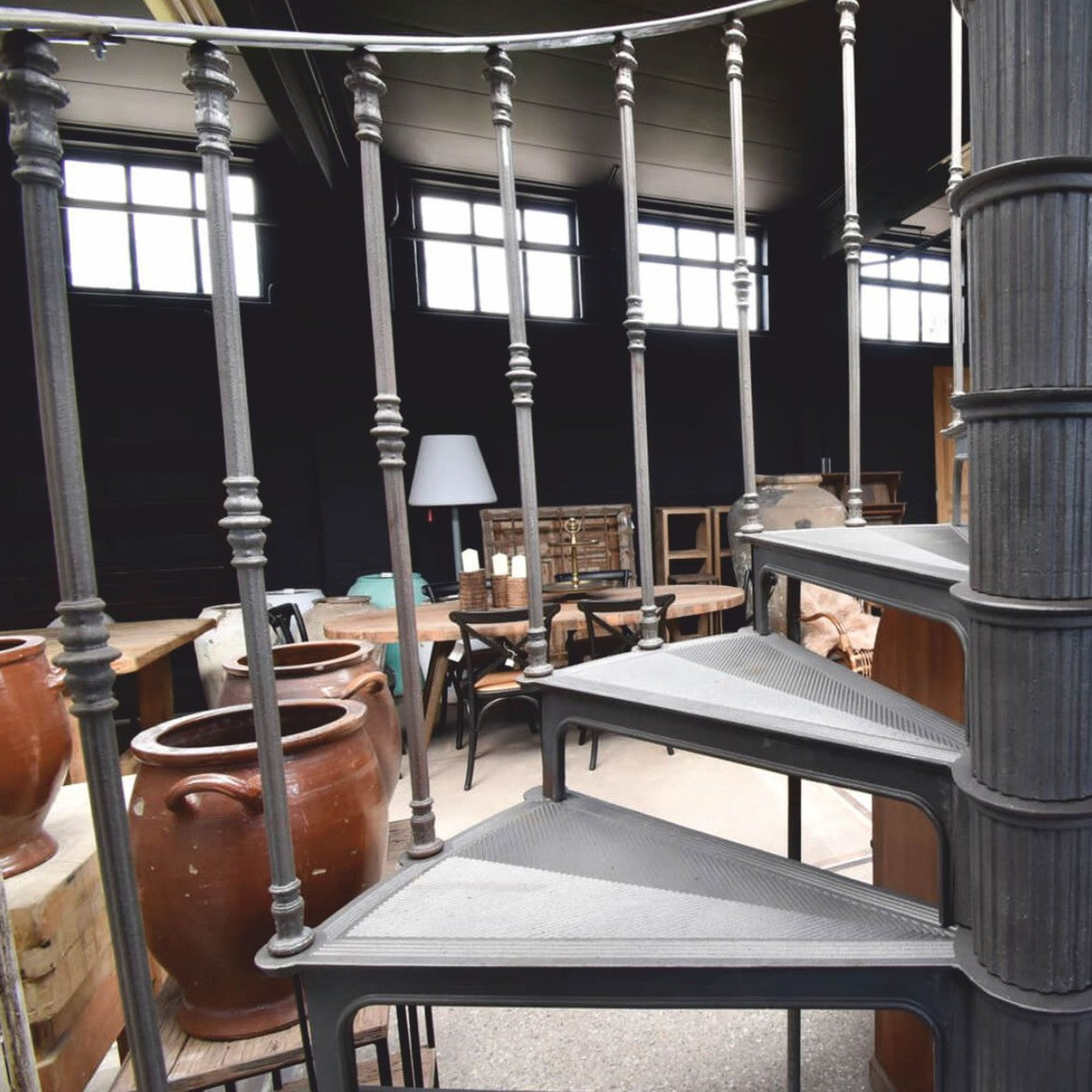 Gusseisen Wendeltreppe mit Geländer linke Seite Grau H. 289 cm - Rustikale Spiraltreppe