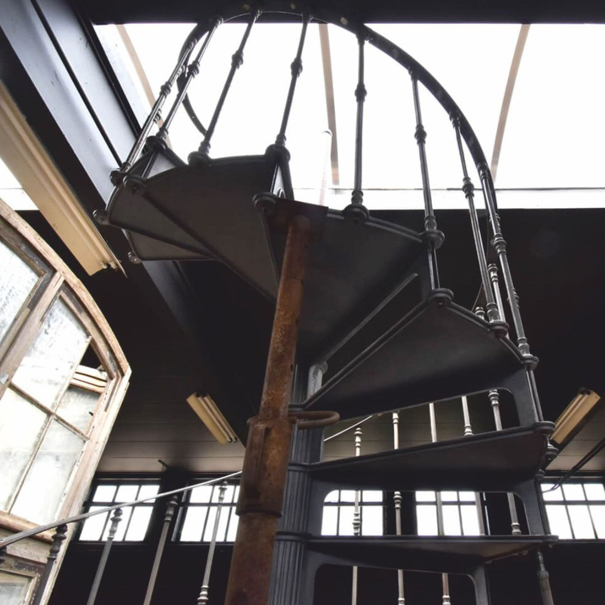 Gusseisen Wendeltreppe mit Geländer linke Seite Grau H. 289 cm - Rustikale Spiraltreppe