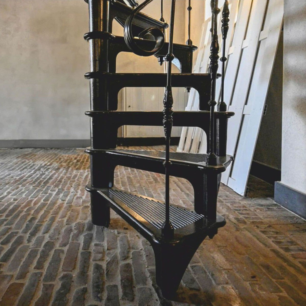 Gusseisen Wendeltreppe mit Geländer rechte Seite Schwarz H. 300 cm - Rustikale Spiraltreppe