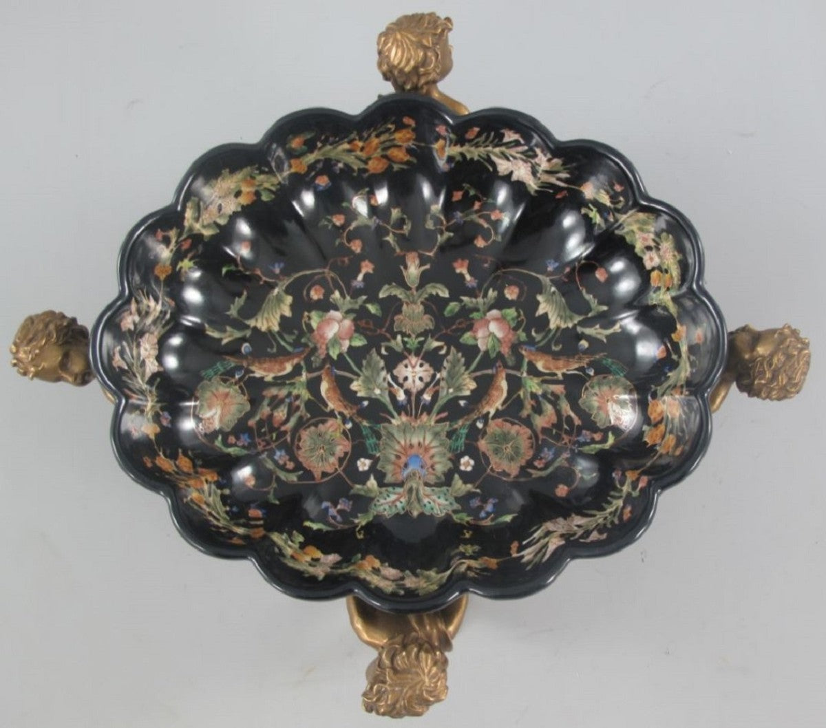 Jugendstil Porzellan Schale mit 4 dekorativen Engelsfiguren Schwarz / Mehrfarbig / Messingfarben 40 x 34 x H. 17 cm - Barock & Jugendstil Deko Accessoires