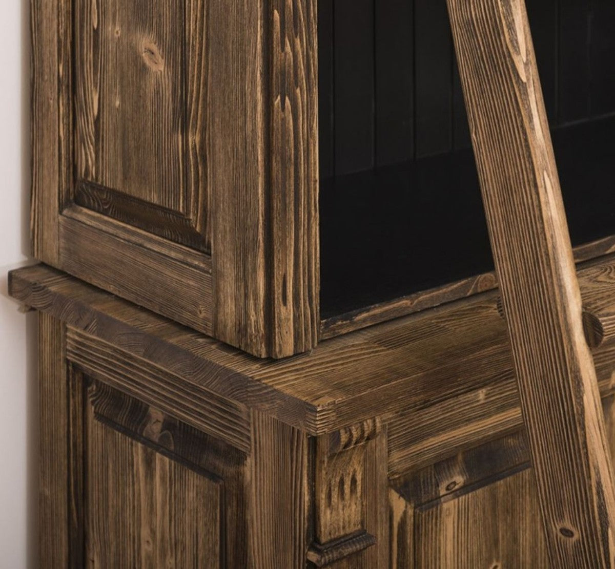 Landhausstil Bücherschrank mit Leiter Braun / Schwarz 120 x 51 x H. 228 cm - Massivholz Schrank - Regalschrank - Wohnzimmerschrank - Büroschrank - Landhausstil Möbel