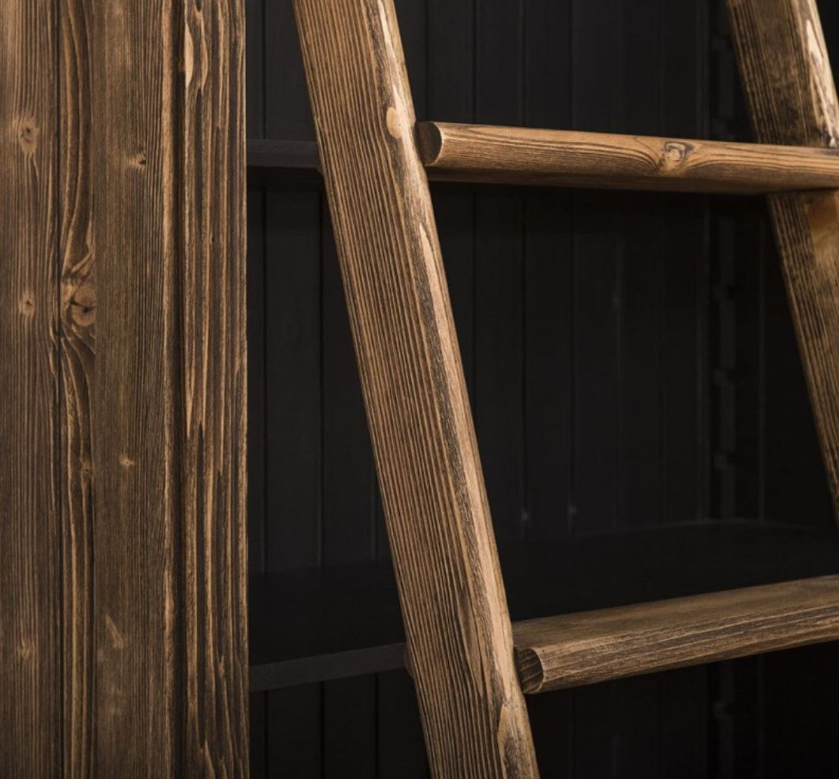 Landhausstil Bücherschrank mit Leiter Braun / Schwarz 120 x 51 x H. 228 cm - Massivholz Schrank - Regalschrank - Wohnzimmerschrank - Büroschrank - Landhausstil Möbel