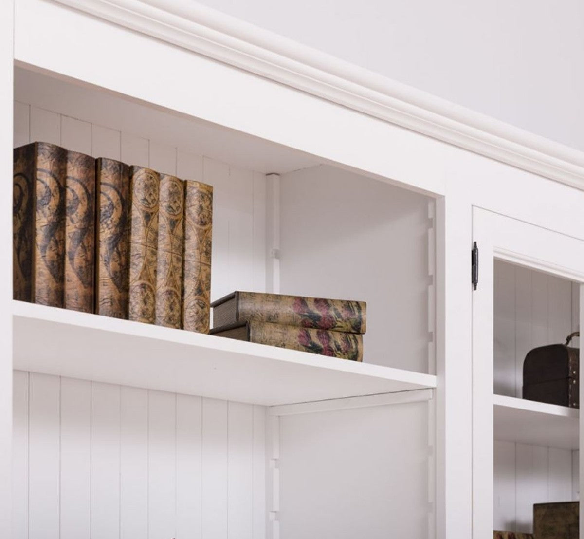 Landhausstil Bücherschrank Weiß 300 x 50 x H. 230 cm - Massivholz Schrank - Wohnzimmerschrank - Büroschrank - Landhausstil Möbel
