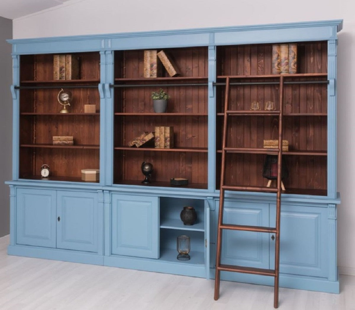 Landhausstil Bücherschrank mit Leiter Hellblau / Dunkelbraun 223 x 51 x H. 228 cm - Massivholz Schrank - Wohnzimmerschrank - Regalschrank - Büroschrank - Landhausstil Möbel