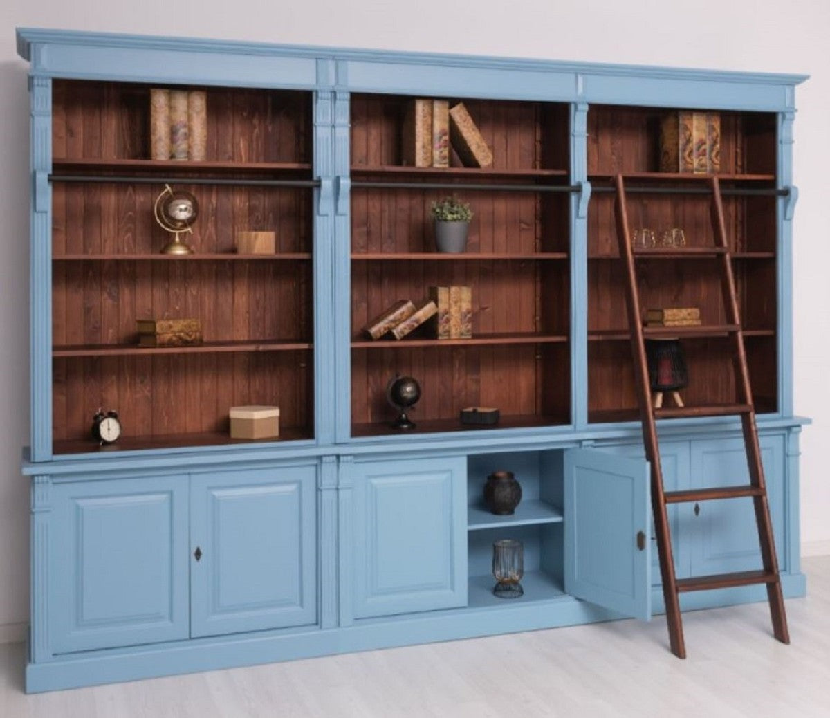 Landhausstil Bücherschrank mit Leiter Hellblau / Dunkelbraun 223 x 51 x H. 228 cm - Massivholz Schrank - Wohnzimmerschrank - Regalschrank - Büroschrank - Landhausstil Möbel