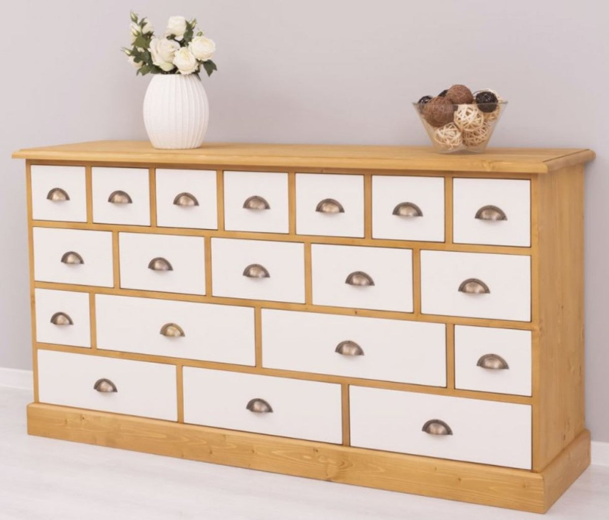Landhausstil Kommode Naturfarben / Weiß 180 x 48 x H. 95 cm - Massivholz Schrank mit 19 Schubladen - Landhausstil Möbel - Möbel im Landhausstil - Landhausstil Einrichtung