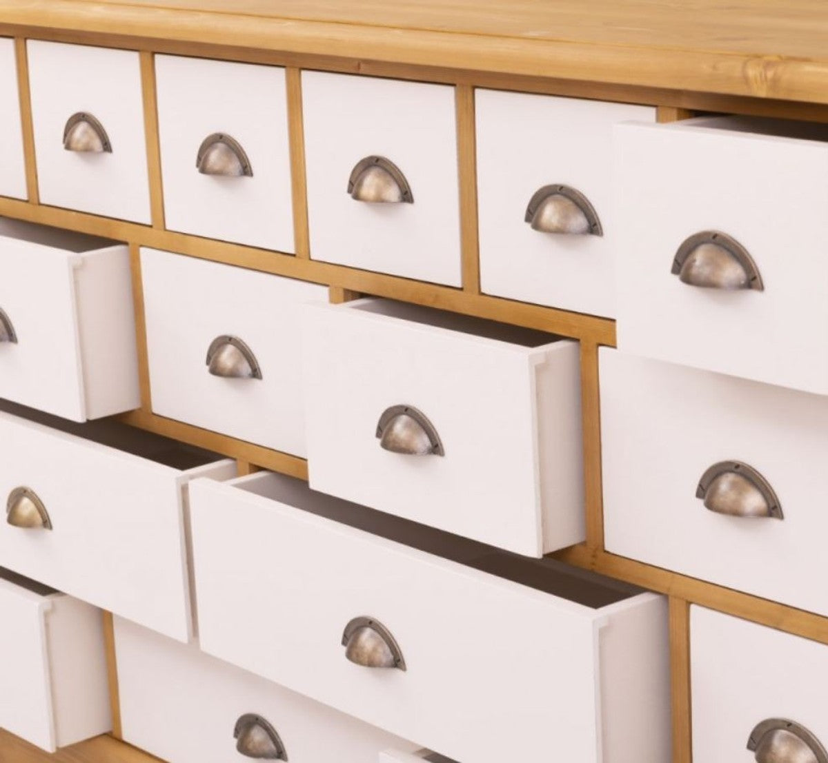 Landhausstil Kommode Naturfarben / Weiß 180 x 48 x H. 95 cm - Massivholz Schrank mit 19 Schubladen - Landhausstil Möbel - Möbel im Landhausstil - Landhausstil Einrichtung
