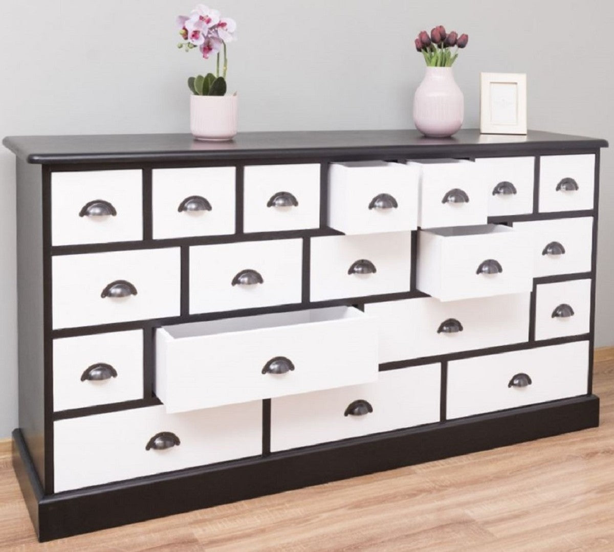 Landhausstil Kommode Schwarz / Weiß 180 x 48 x H. 95 cm - Massivholz Schrank mit 19 Schubladen - Landhausstil Möbel - Möbel im Landhausstil - Landhausstil Einrichtung