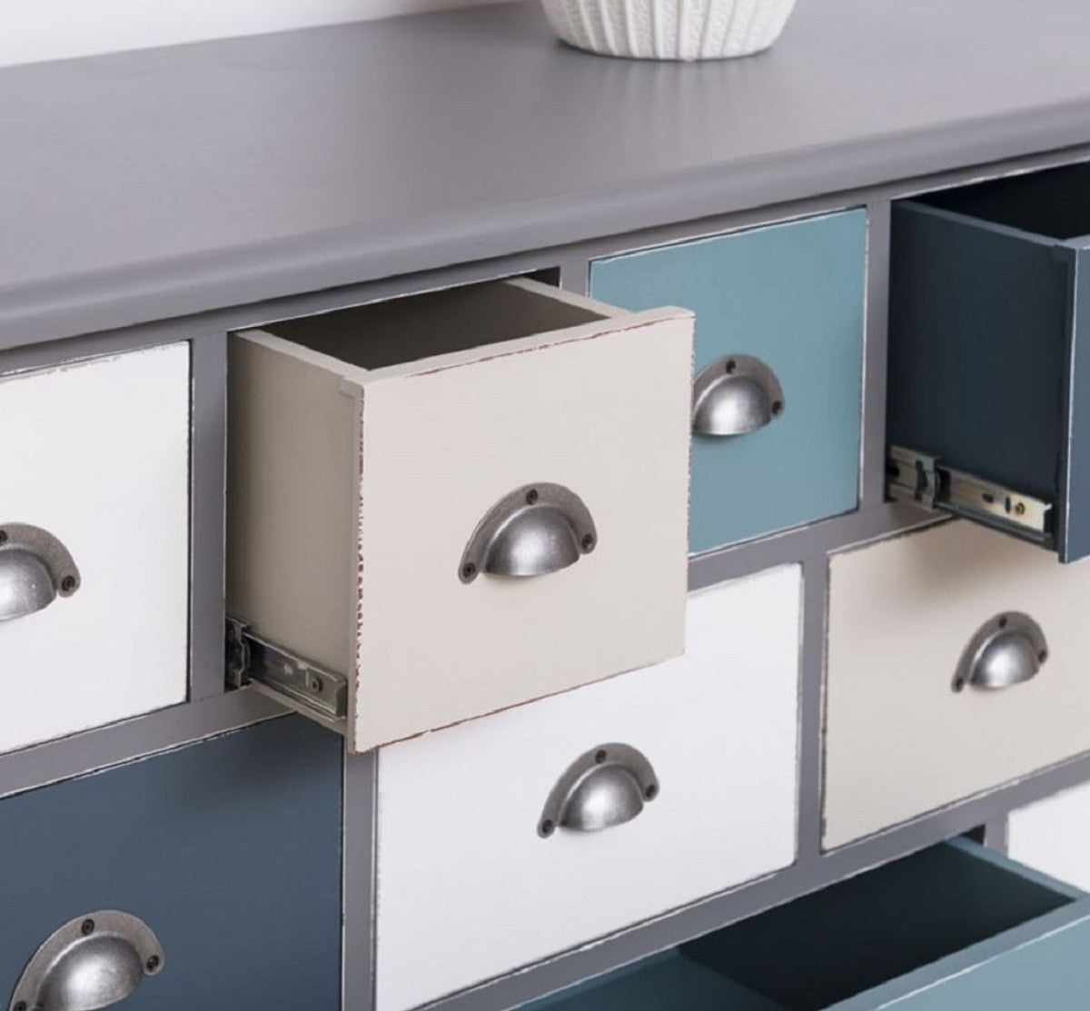 Landhausstil Kommode Grau / Mehrfarbig 180 x 48 x H. 95 cm - Massivholz Schrank mit 19 Schubladen - Landhausstil Möbel - Möbel im Landhausstil - Landhausstil Einrichtung