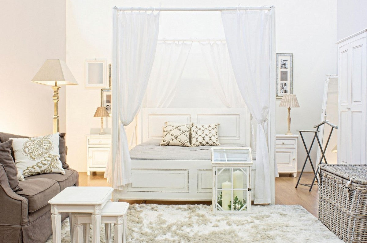 Landhausstil Doppelbett Antik Weiß 175 x 209 x H. 210 cm - Massivholz Bett mit Baumwoll Vorhängen - Schlafzimmer Möbel im Landhausstil - Landhausstil Möbel