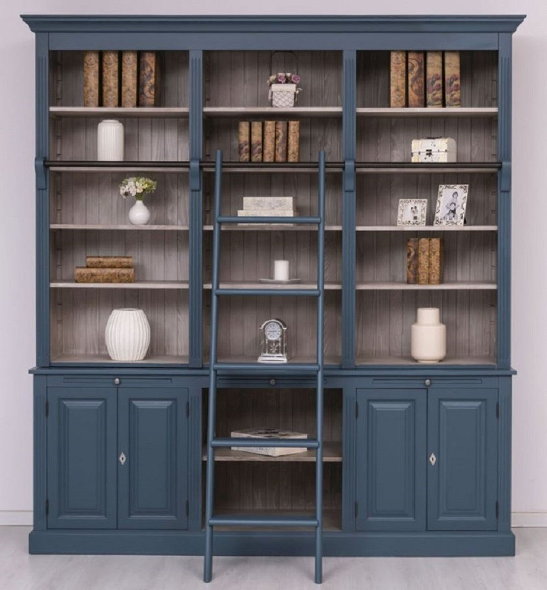 Landhausstil Bücherschrank mit Leiter Blau / Grau 229 x 51 x H. 244 cm - Massivholz Schrank - Wohnzimmerschrank - Regalschrank - Büroschrank - Landhausstil Möbel