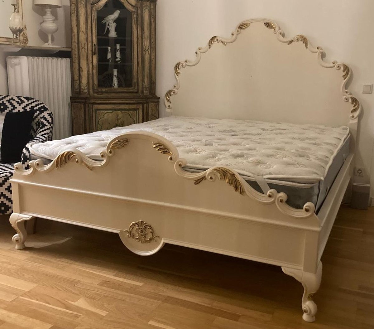 Barock Doppelbett mit Matratze Creme / Gold - Prunkvolles Massivholz Bett - Schlafzimmer Möbel im Barockstil - Barock Möbel - Barock Einrichtung - Edel & Prunkvoll