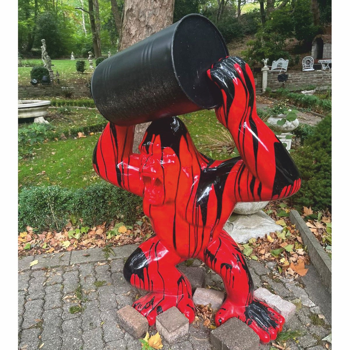 Deko Skulptur Gorilla Affe mit Fass Rot / Schwarz H. 140 cm - Deko Figur