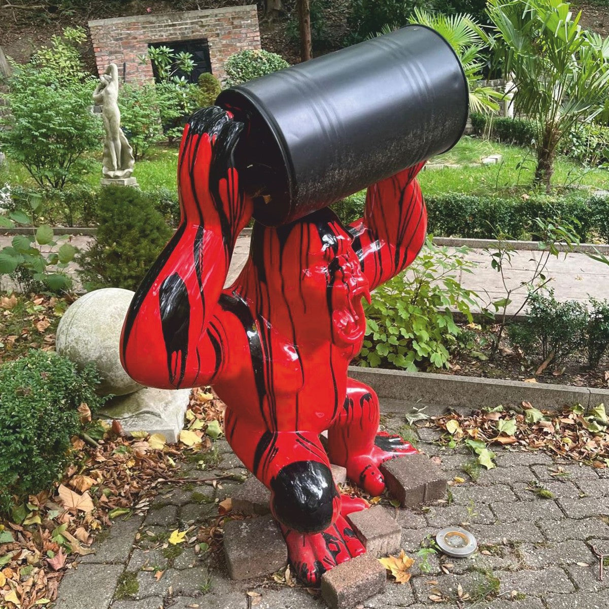 Deko Skulptur Gorilla Affe mit Fass Rot / Schwarz H. 140 cm - Deko Figur