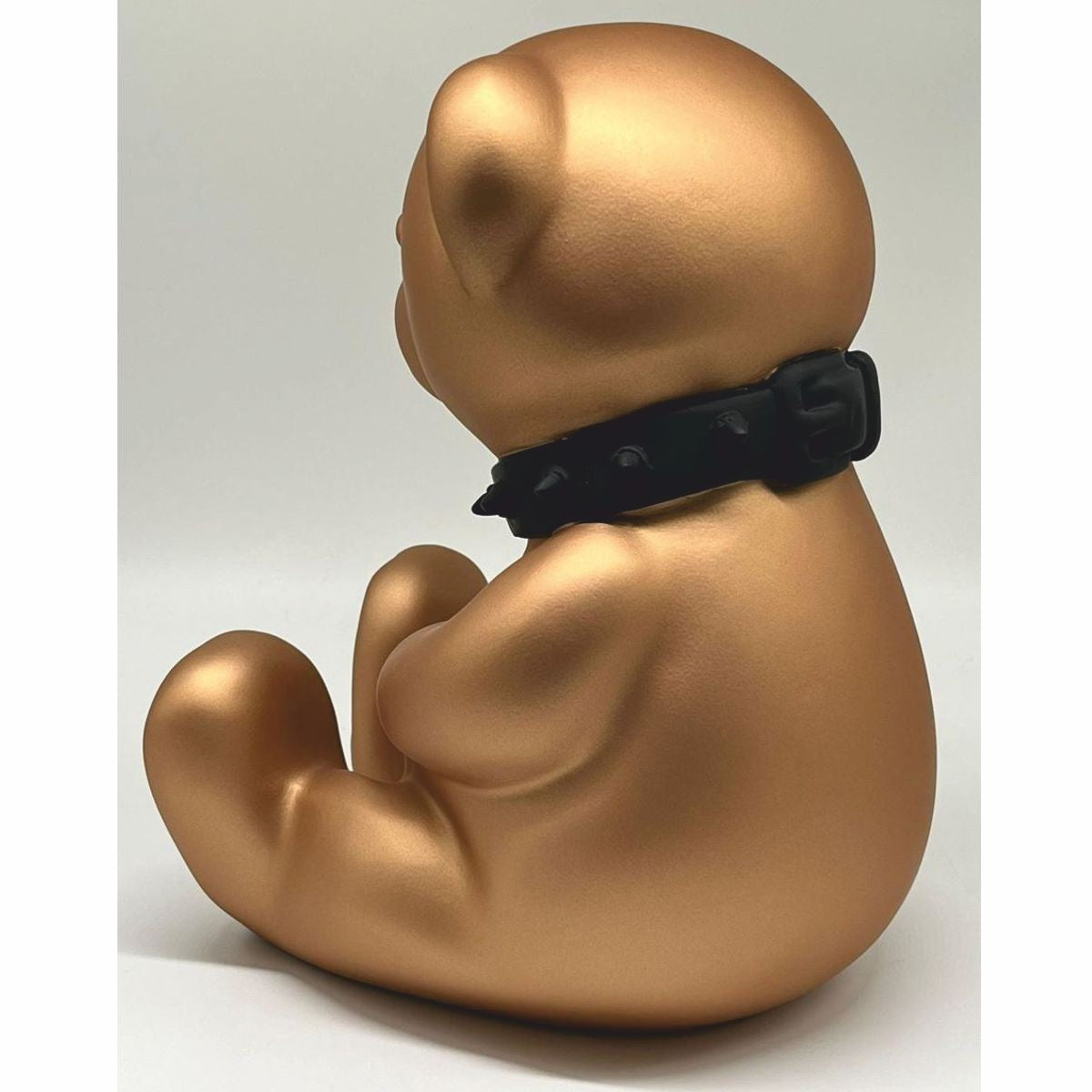 Dekofigur Teddybär mit Halsband Gold / Schwarz H. 31 cm - Deko Skulptur