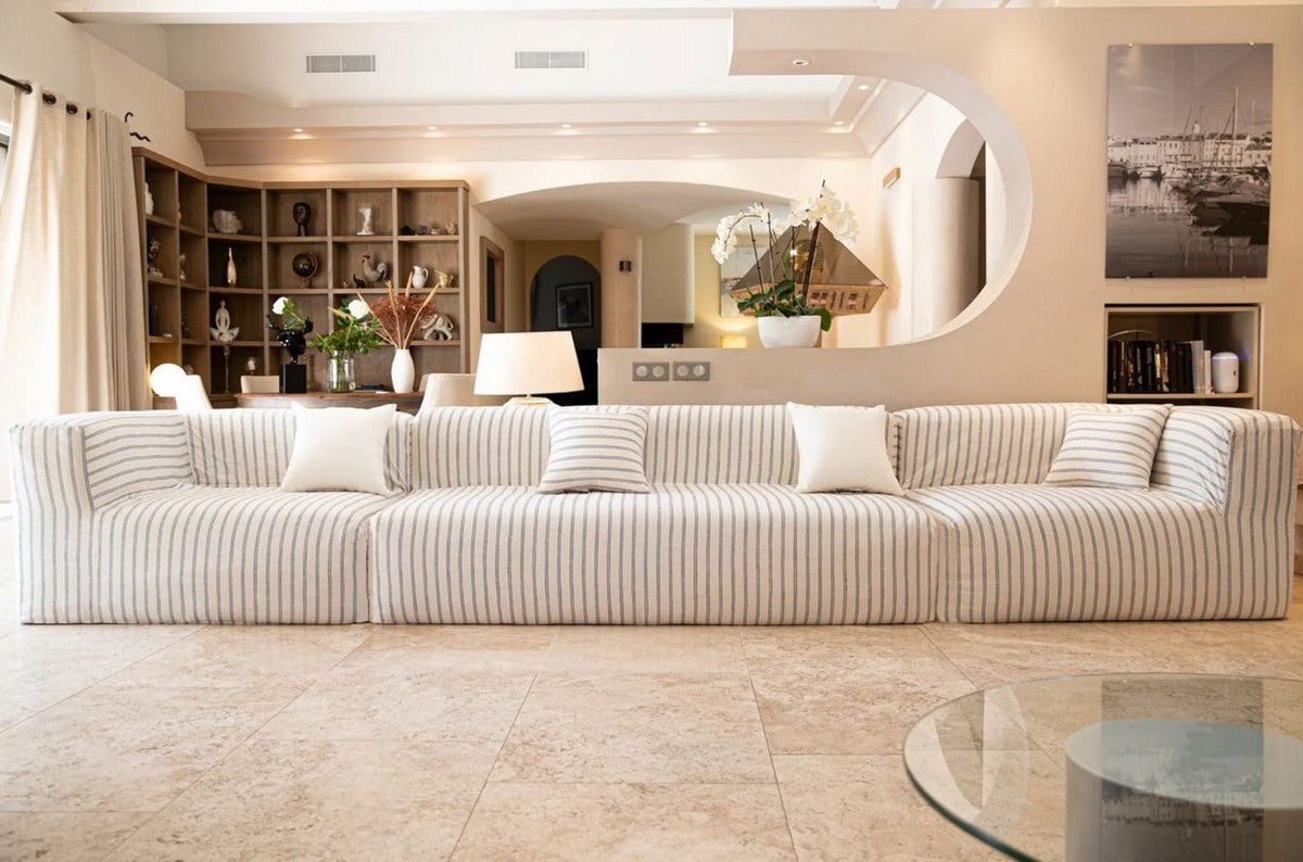 Luxus Wohnzimmer Sofa mit Streifen Weiß / Blau 450 cm