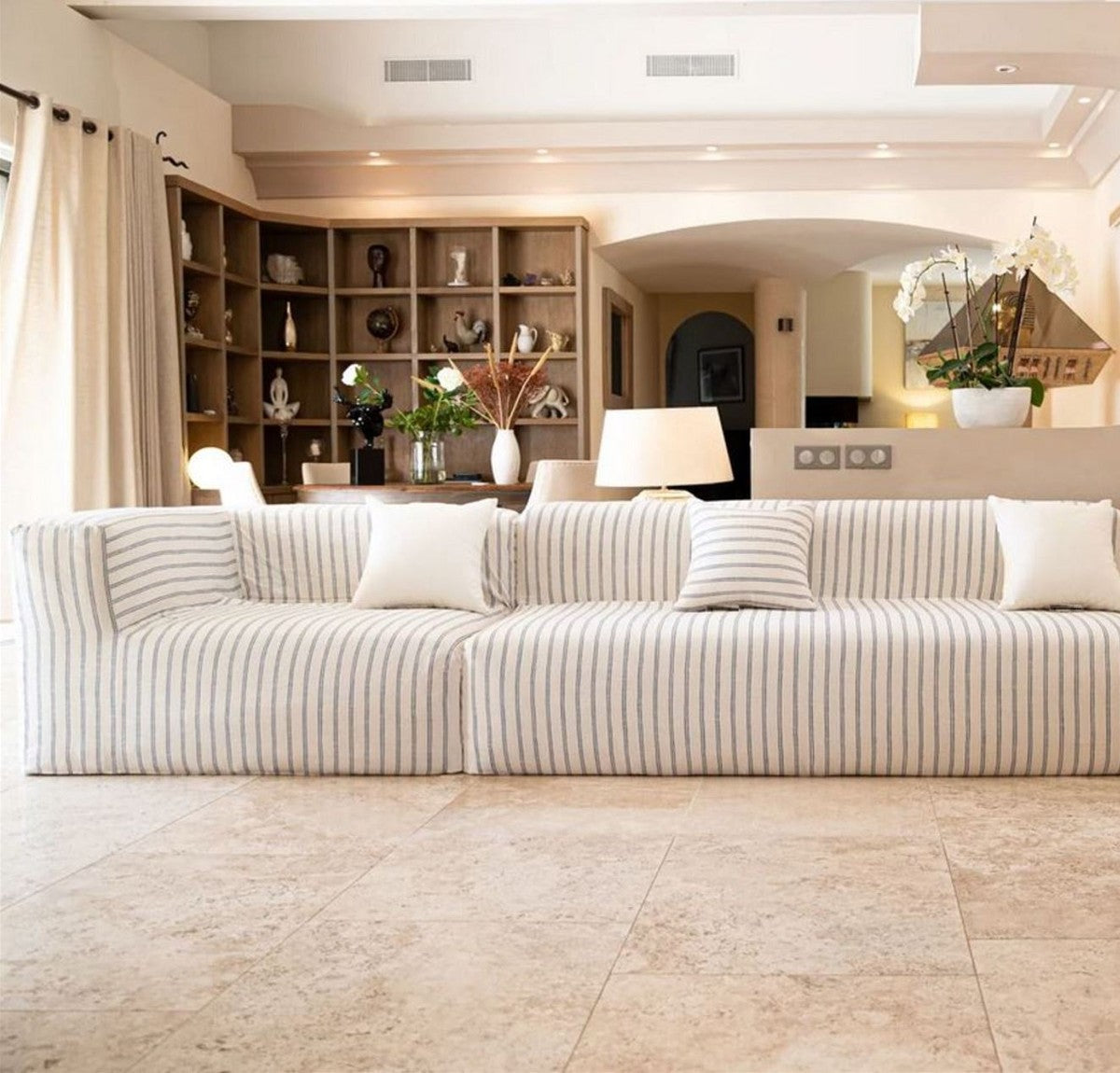 Luxus Wohnzimmer Sofa mit Streifen Weiß / Blau 325 cm