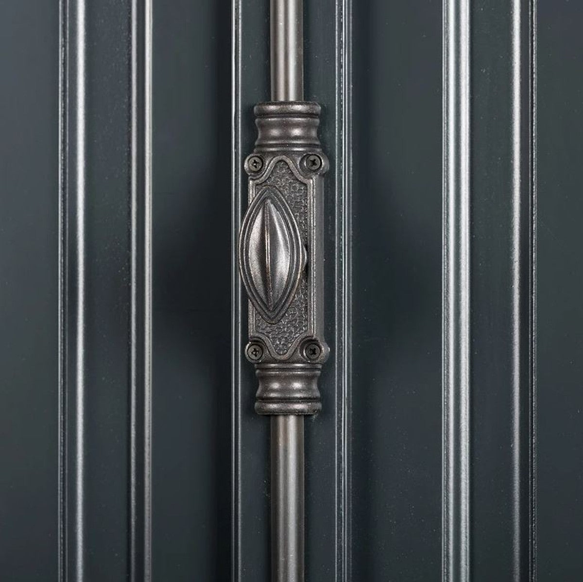 Massivholz Schrank Grau mit großzügigem Stauraum 48 x 88 x 245cm mit 4 Türen