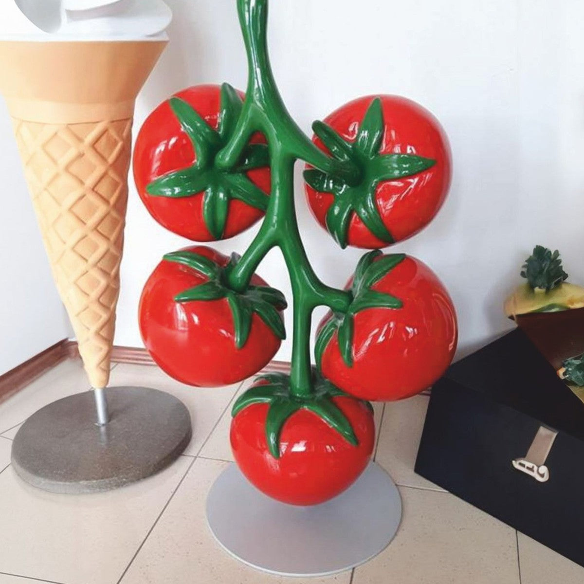 XXL Deko Tomaten am Stengel mit Ständer Rot / Grün / Grau H. 100 cm