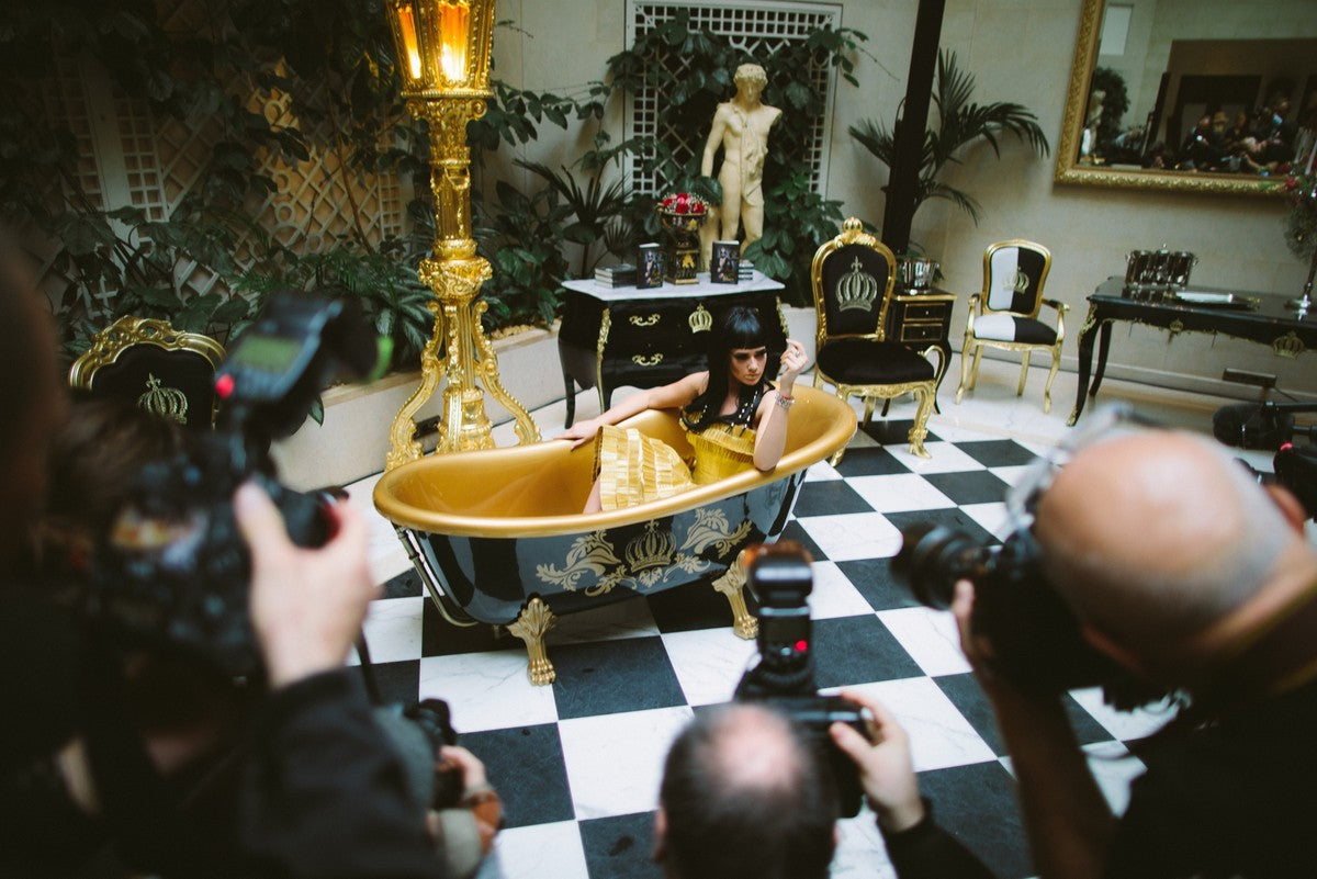 Pompöös by Luxus Badewanne Deluxe freistehend von Harald Glööckler Weiß / Gold / Weiß 1560mm mit goldfarbenen Löwenfüssen