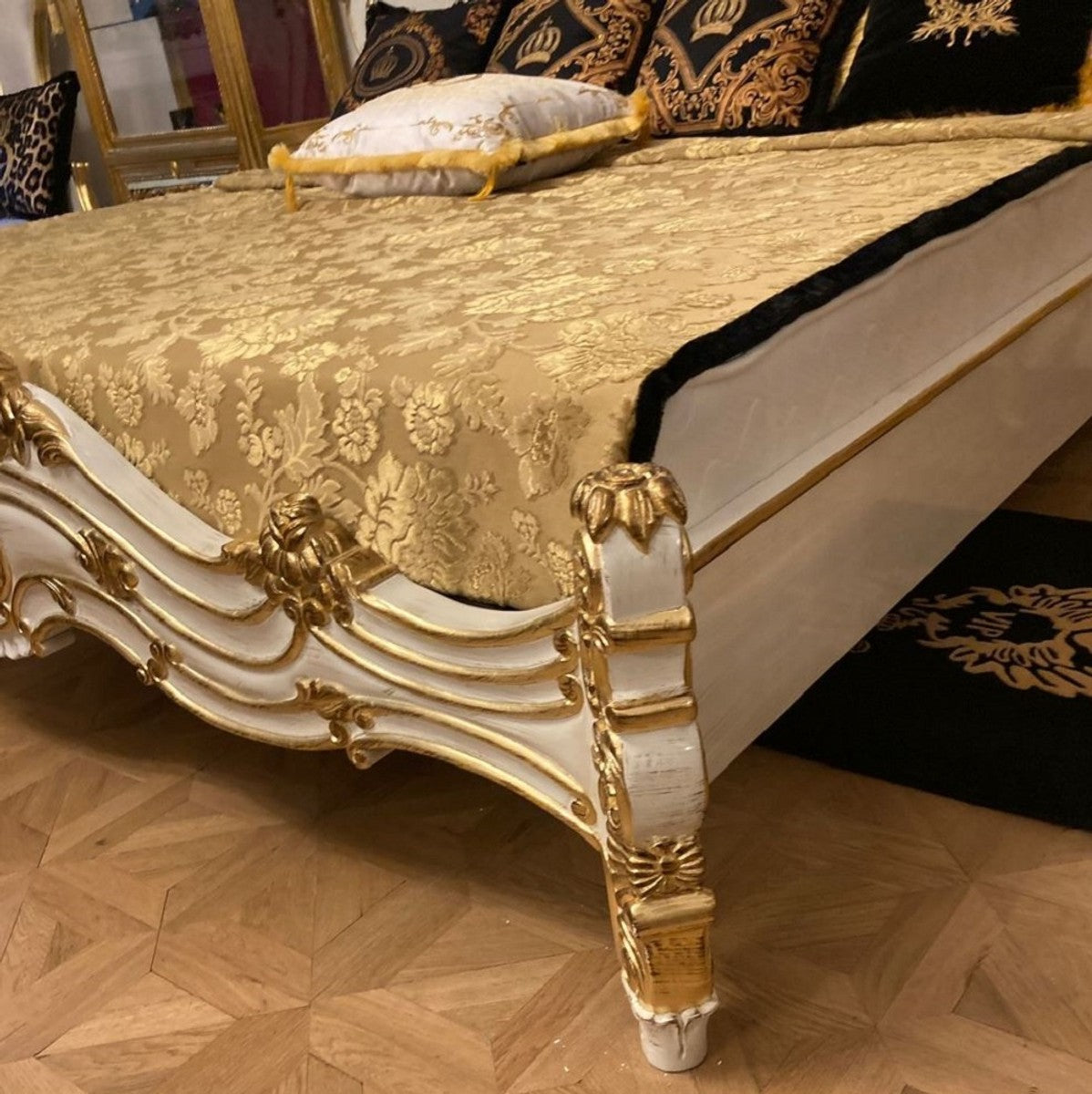 Pompöös by Luxus Barock Doppelbett Creme / Gold - Pompööses Barock Bett designed by Harald Glööckler - Schlafzimmer Möbel im Barockstil - Barock Möbel - Edel & Prunkvoll
