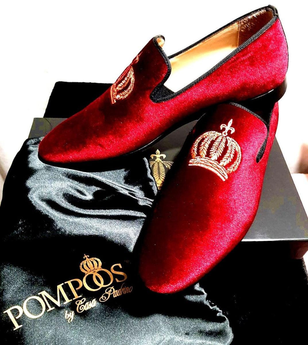 Pompöös by Luxus Samt Slipper Krone Bordeauxrot / Gold - Verschiedene Schuhgrößen - designed by Harald Glööckler
